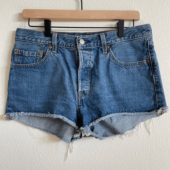 Levi’s 501 Medium Blue Wash High Rise Cut Off Shorts Women’s size 29 - Picture 1 of 10